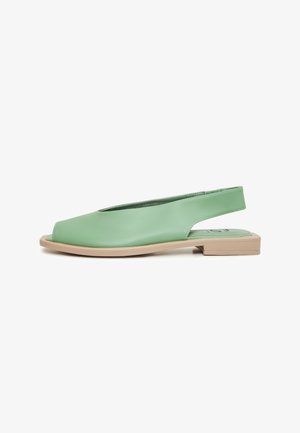 Zielone buty slingback z imitacji skóry, z otwartym palcem i niskim, beżowym obcasem blokowym. Charakteryzują się eleganckim designem i gładką teksturą.