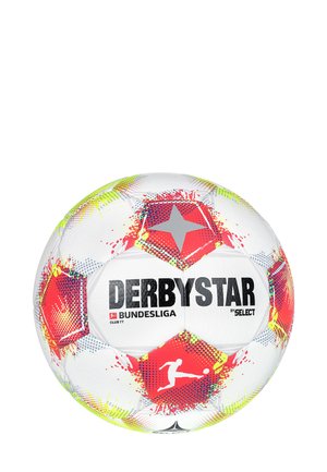 Pallone da calcio Derbystar Bundesliga con una superficie bianca decorata da esagoni rossi, spruzzi di giallo neon e una silhouette di un giocatore in azione.