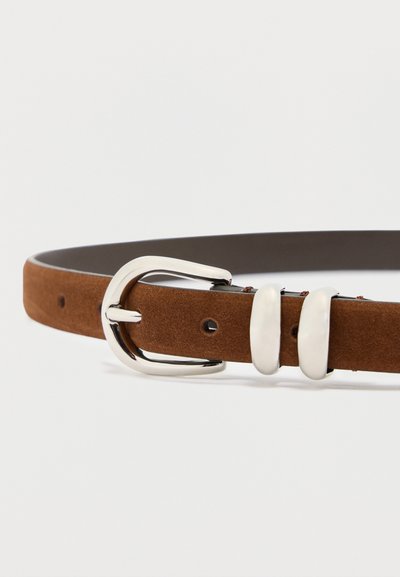 Ceinture en daim marron avec boucle en métal argenté et deux passants sur fond blanc.