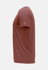 Kortemou t-shirt in een roodbruine kleur, gemaakt van een zachte, geweven stof. Heeft een klein merklabel op de mouw.