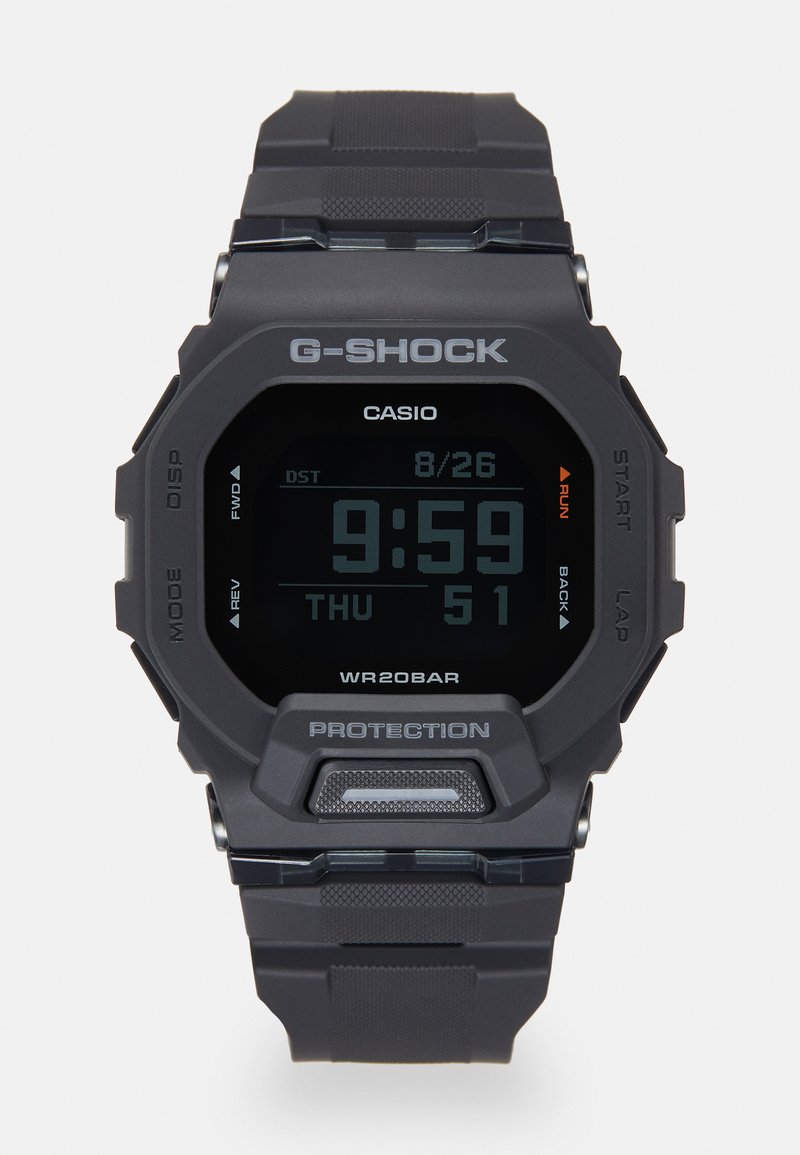 G-SHOCK pulksteņi ar matētu melnu sveķu korpusu un siksniņu, digitālo displeju un oranžiem akcentiem. Iespējas ietver datumu, laiku un ūdensizturību līdz 20 bāriem.