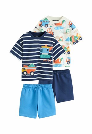 Dwa zestawy ubranek dla maluchów: jeden z granatową koszulką w paski z ciężarówką budowlaną i jasnoniebieskimi szortami, drugi z białą koszulką z nadrukiem budowlanym i granatowymi szortami.