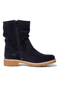 Stivale alla caviglia in camoscio blu navy con un design arricciato, zip laterale e suola in gomma beige con un motivo a battistrada per una migliore aderenza.
