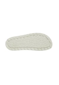 Suola di scarpa in gomma, texture con motivo a diamante e zigzag. Il colore è bianco sporco con un bordo leggermente sollevato e la scritta incisa "MADE IN ITALY".