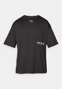 Juodas trumpų rankovių marškinėliai, pagaminti iš minkštos medžiagos, su balta Puma logo ant krūtinės ir tekstu "PUMA CR48" šone.
