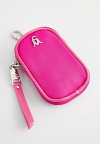 Pochette in nylon rosa con logo argentato, forma rettangolare arrotondata, finitura testurizzata e chiusura con zip. Include un manico coordinato.