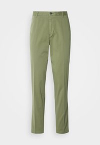Pantaloni verde oliva realizzati in misto cotone, con design a gamba dritta, passanti per cintura e chiusura frontale con bottone e zip.