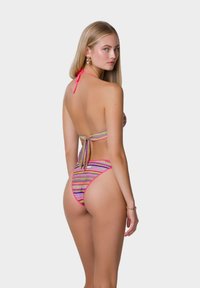 Bikini multicolore con top a bandeau e dettagli a laccio, e slip a vita alta. Il tessuto presenta motivi a righe con accenti rosa.