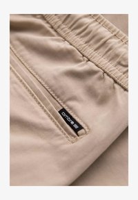 Seleccionado, beige