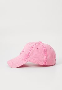 Rosa bomull basebollkeps med böjd skärm, sex paneler, broderad logotyp och ventilationsöglor. Mjuk, strukturerad yta.