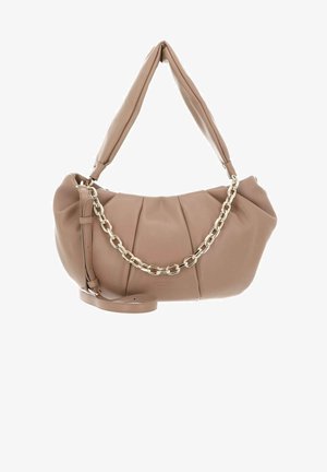 Sac à main en similicuir beige avec un design plissé, des accents en chaîne dorée et une bandoulière amovible. Deux poignées sur le dessus.