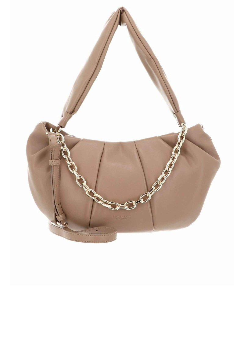 Sac à main en similicuir beige avec un design plissé, des accents en chaîne dorée et une bandoulière amovible. Deux poignées sur le dessus.