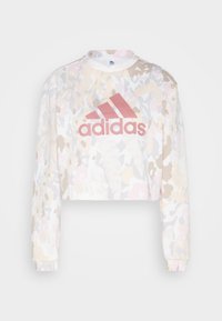 Zkrácená mikina vyrobená z látky s pastelným camouflage vzorem, s růžovým logem Adidas na přední straně a dlouhými rukávy.