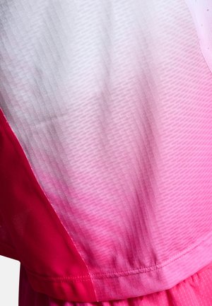 Detailní záběr růžové a bílé texturované látky s přechodovým stínováním a viditelným šitím podél lemu a švu.