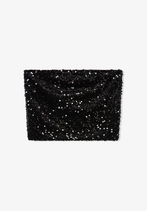 Prostokątna czarna kopertówka pokryta błyszczącymi czarnymi cekinami, z miękką, teksturowaną powierzchnią i bez widocznych uchwytów ani pasków.
