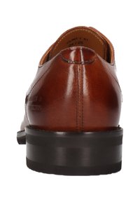 Scarpa in pelle marrone con una finitura liscia, forma arrotondata e suola in gomma nera. Presenta cuciture sottili e un marchio laterale.