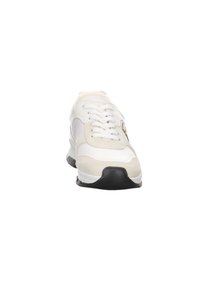 Sneaker bianca con una combinazione di texture liscia e scamosciata, punta rotonda, suola nera testurizzata e sistema di allacciatura tradizionale.