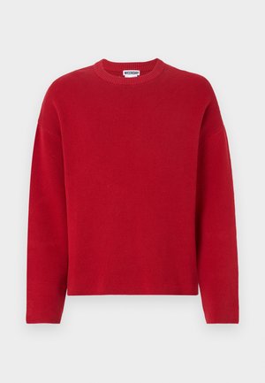 Rode gebreide trui met een ronde hals en afgeknipte schouders. Beschikt over een textuurafwerking en een ontspannen pasvorm. Geen zichtbare patronen of accenten.