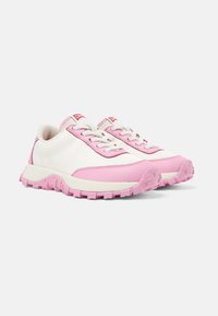 Sneaker bianche e rosa pallido con una tomaia texture, dettagli rosa e una suola in gomma spessa con un motivo di battistrada profondo; i lacci sono grigi.