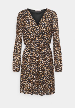 Omlottklänning med svart bakgrund och leopardmönster i orange, vitt och krämfärgat. Långa ärmar och detalj i midjan med skärp.