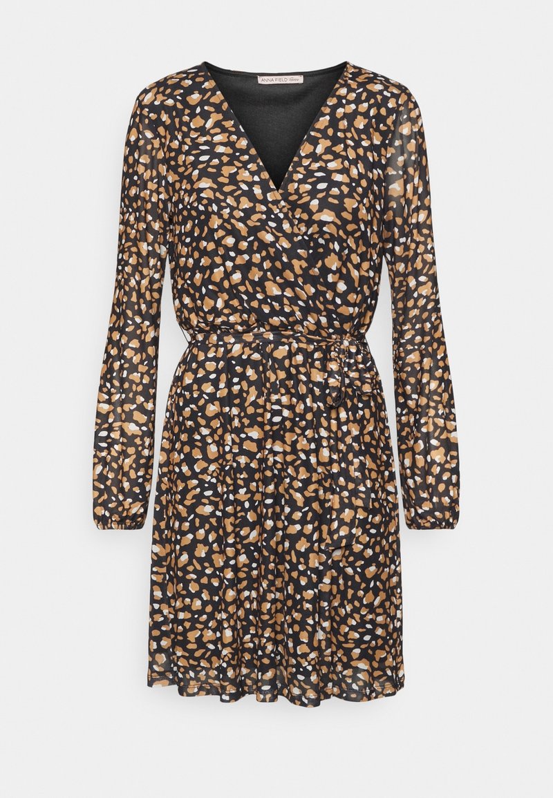 Zavinovací šaty s černým pozadím a leopardím potiskem v oranžové, bílé a krémové barvě. Dlouhé rukávy a detail s páskem v pase.