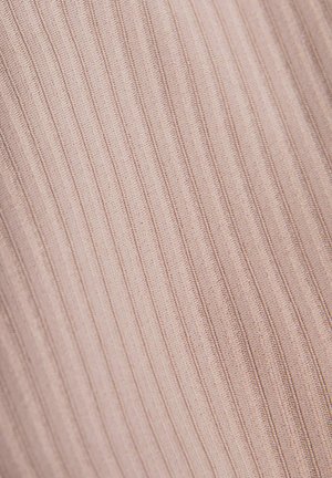 Tessuto a coste in rosa chiaro, caratterizzato da linee verticali. La texture sembra elastica con una finitura liscia che conferisce una lieve lucentezza.