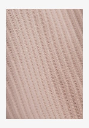 Valgete vertikaalsete triipudega roosakas-roosa soonikuga kangas. Tekstuur on veniv ja sileda pinnaga, pakkudes õrna läiget.