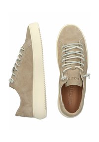 Beige Wildleder-Sneaker mit hellblauen Schnürsenkeln, weißer Gummisohle, strukturierter Oberfläche und kontrastierenden seitlichen Nähten. Markenlogo auf der Innensohle.