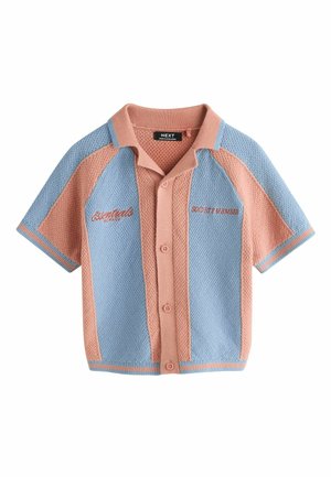 Polo tričko z pleteniny s krátkym rukávom v svetlomodrej a broskyňovej farbe, s gombíkmi na prednej strane, golierom a vyšívaným textom "Essentials" a "Society Member".