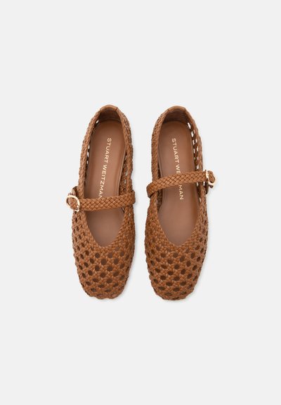 Ballerines Mary Jane en cuir tressé marron avec brides réglables à boucle et semelles intérieures de marque, vues de dessus sur un fond clair.