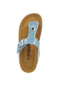 Helle blaue Glitzer-Flip-Flops mit einem Wildleder-Innenfutter, einem einzigen Riemen mit einer silbernen Schnalle und dekorativen Elementen sowie einem konturierten Fußbett.