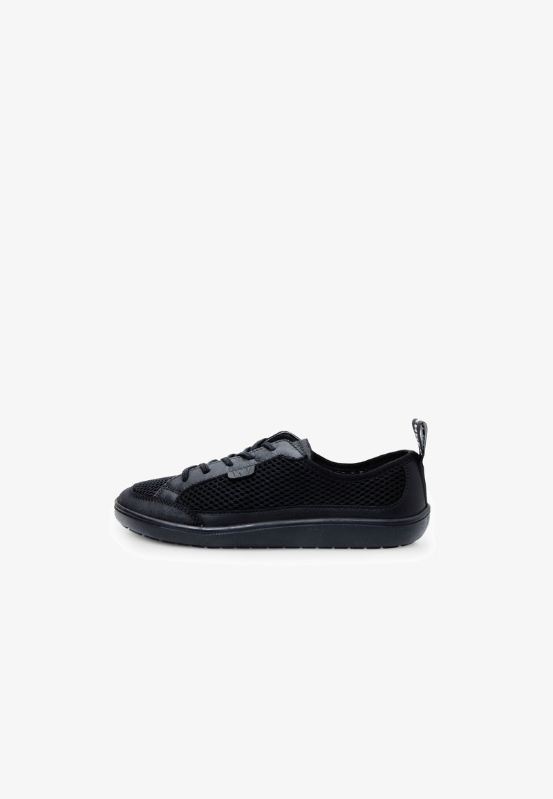 Fekete hálós sportcipők gumi talppal, kerek orral és fűzős kialakítással. Texturált felület jellemzi, hátul húzófül található.