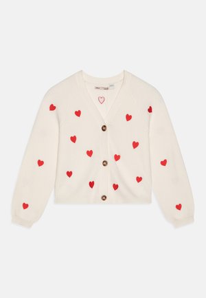 Cardigan crème avec motifs de cœurs rouges, col en V, manches longues et boutons en bois sur le devant. Texture côtelée sur l'ensemble du tissu.