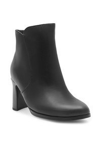 Čierna členková obuv vyrobená z hladkej kože, s okrúhlou špičkou, nízkym strihom a štruktúrovaným blokovým podpätkom.