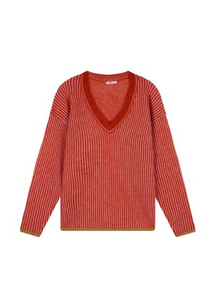 Rood-wit gestreepte trui met een V-hals en lange mouwen. Aangevuld met een effen rode halslijn en gele afwerking aan de onderkant en manchetten.