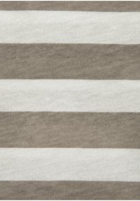 Gestreifter Stoff mit wechselnden breiten Bändern aus hellem Beige und sanftem Grau, der eine glatte Textur und ein einheitliches Strickmuster aufweist.
