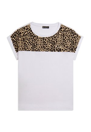 Chemise blanche à manches courtes avec un panneau imprimé léopard sur la poitrine et les épaules, encolure ronde et petit logo de la marque sur la poitrine.