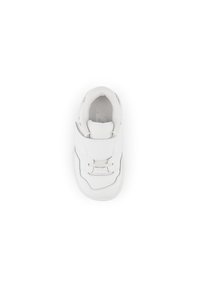 Weißer Sneaker mit Obermaterial aus synthetischem Leder, strukturierten Oberflächen, grauen Akzenten und verstellbarem Riemen über den Schnürsenkeln, ausgestattet mit einer abgerundeten Zehenform.