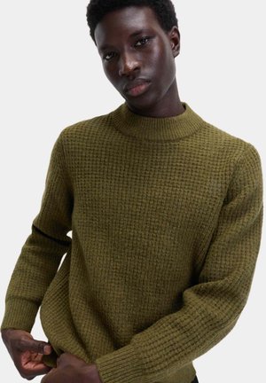 Olivgrüner, gestrickter Pullover mit einer strukturierten Waffelmuster-Struktur, ausgestattet mit einem gerippten Rundhalsausschnitt und Bündchen sowie einem lockeren Schnitt.