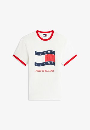 Witte T-shirt met korte mouwen en rode bies op de kraag en mouwen, met een Tommy Jeans-logo en de tekst "Proud to be Jeans!" op de voorkant.