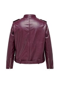 Burgundská kožená bunda s hladkým povrchem, zipy na manžetách a epauletami na ramenou; má elegantní siluetu a nastavitelný pas.