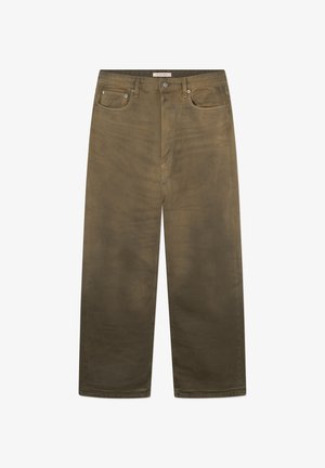 Hlače ravnih nogavica maslinasto zelene boje s zatvaranjem na prednje gumbe, prorezima za remen i pet džepova, položene ravno na bijelu pozadinu.