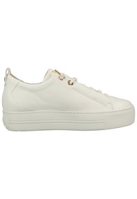 Baskets en cuir blanc avec œillets dorés, lacets plats, bout rond, semelle texturée et un subtil détail de couture le long de la tige.
