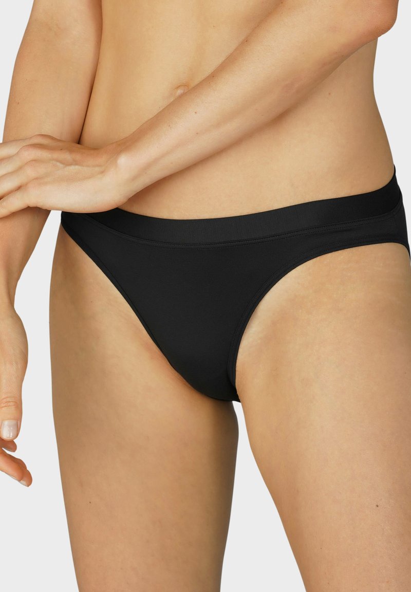 Parte inferiore di bikini nera realizzata in tessuto liscio, con un ampio bordo in vita e copertura moderata con cuciture minime.