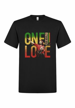 Zwart T-shirt met een kleurrijke afbeelding van een muzikant die gitaar speelt met de tekst "ONE LOVE" en "BOB MARLEY" in reggaekleuren.