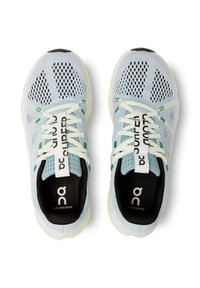 Hellblaue Sportschuhe mit schwarzem Mesh und weißen Akzenten. Sie haben ein Logo auf der Zunge und eine gepolsterte schwarze Innensohle.