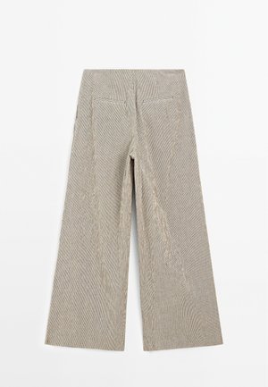 Pantalons à jambes larges en gris clair avec un motif chevron, dotés de deux poches arrière et d'un tissu lisse et texturé.