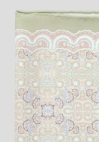 Wzorzysta tkanina z misternymi kwiatowymi i geometrycznymi wzorami w pastelowych kolorach, z dominującymi jasnymi zielenią i kremem oraz akcentami niebieskiego i brązowego.