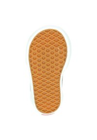 Suela de una zapatilla que presenta un material de goma naranja con un patrón de diamante. Un borde blanco rodea la suela, destacando su textura y agarre.