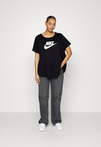 Nike Sportswear CLUB TEE - Apdrukāts T-krekls - black